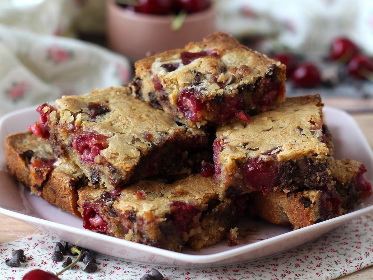 Cherries and chocolate blondie bars, the perfect crunchy and fondant cake - photo 7