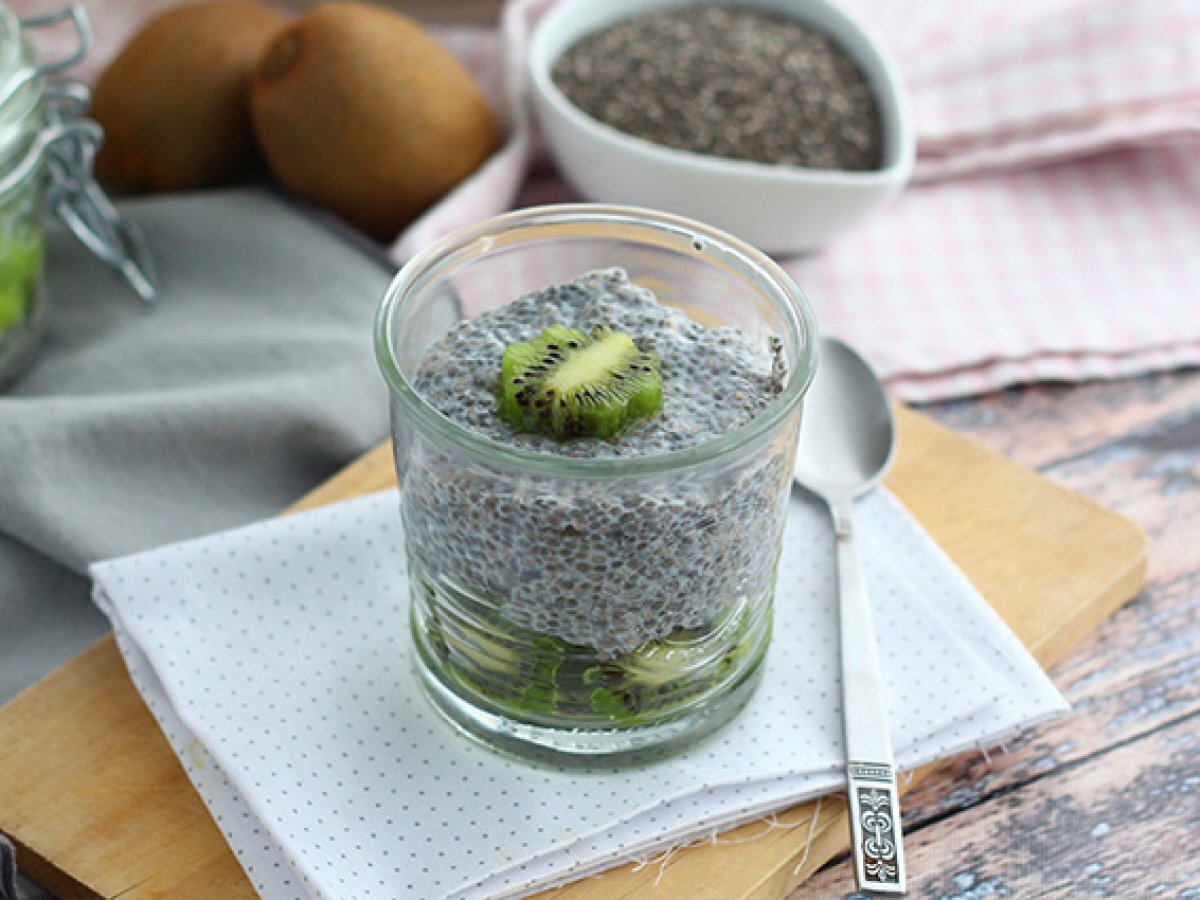 Chia pudding with kiwis