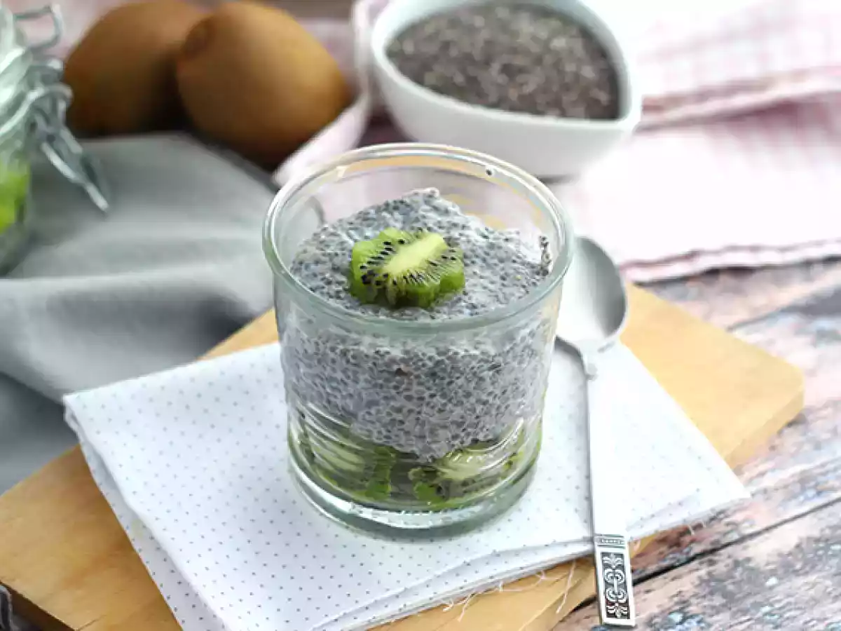 Chia seed pudding with kiwi