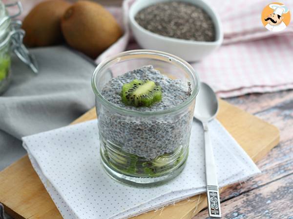 Chia seed pudding with kiwi