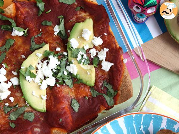 Chicken enchiladas with chili sauce