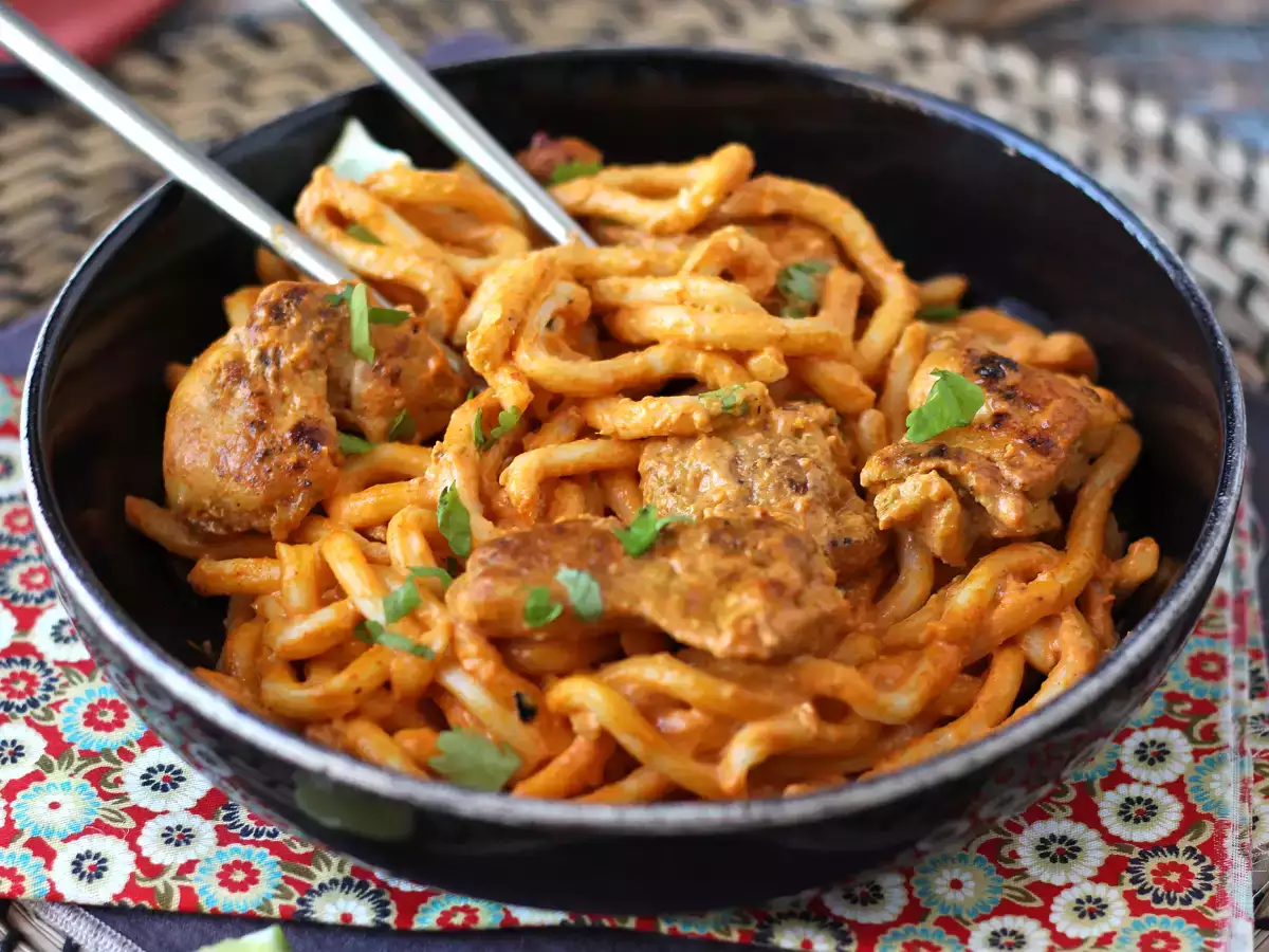 Chicken udon noodles with a creamy Thai curry sauce - photo 2