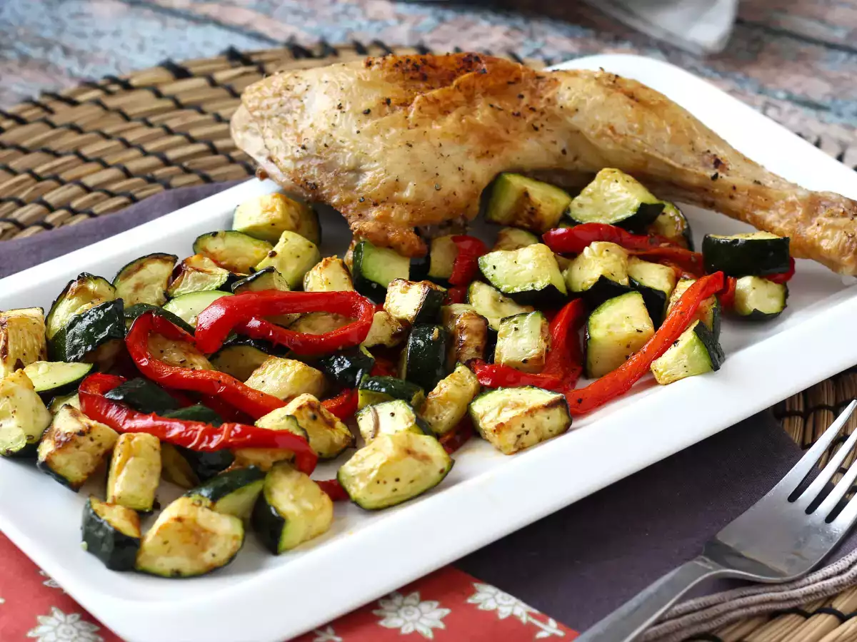 Chicken with peppers and zucchini in air fryer: ready in 20 minutes!