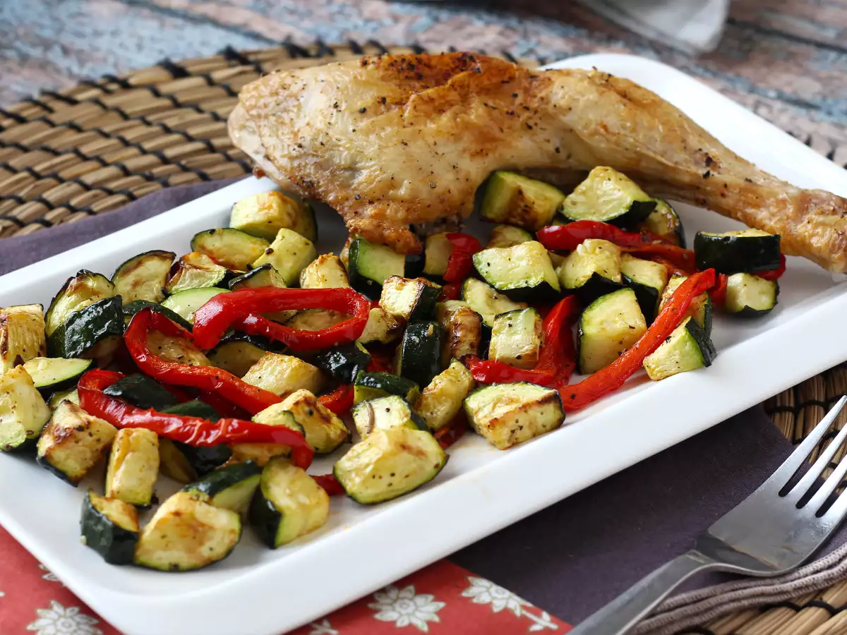 Chicken with peppers and zucchini in the air fryer: ready in 20 minutes!