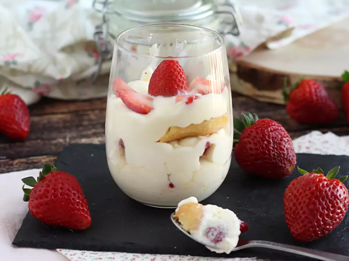 Chilled strawberry tiramisu glasses - photo 2