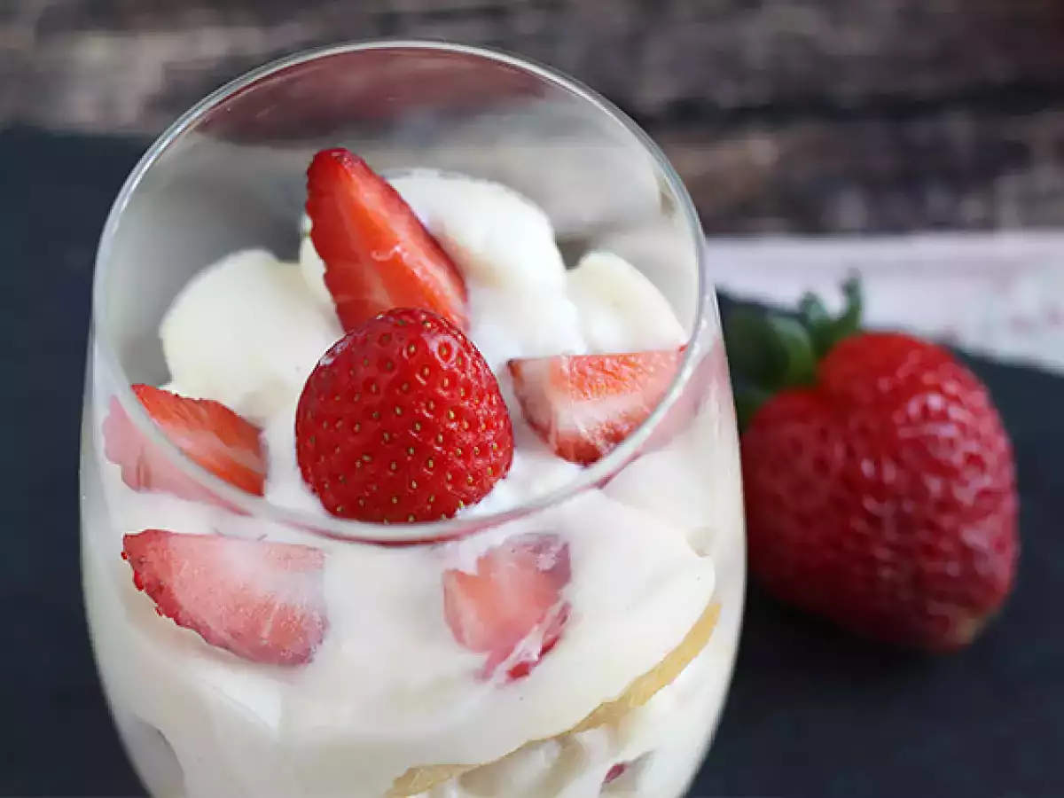 Chilled strawberry tiramisu glasses - photo 3