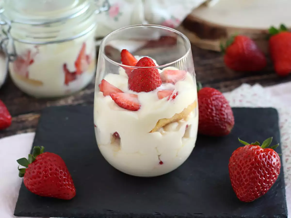 Chilled strawberry tiramisu glasses - photo 4