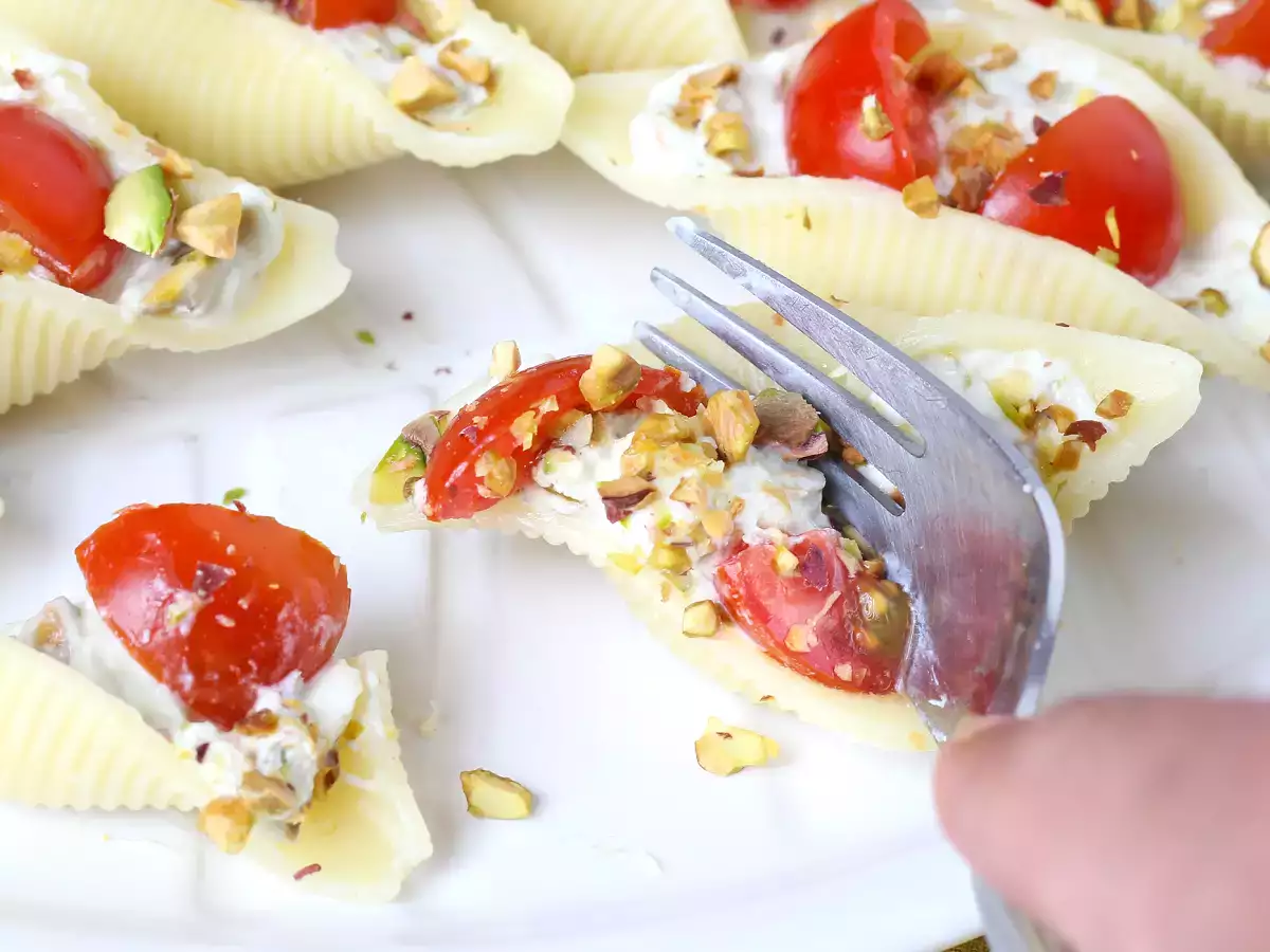 Chilled stuffed conchiglioni with stracciatella, pistachios, cherry tomatoes, and lemon - photo 2