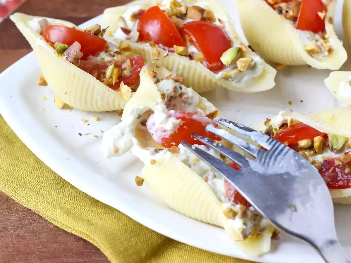 Chilled stuffed conchiglioni with stracciatella, pistachios, cherry tomatoes, and lemon - photo 3