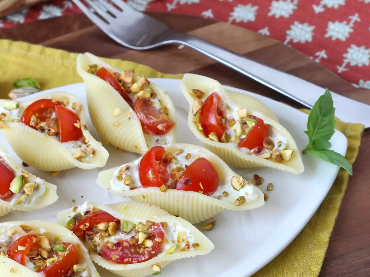 Chilled stuffed conchiglioni with stracciatella, pistachios, cherry tomatoes, and lemon - photo 4