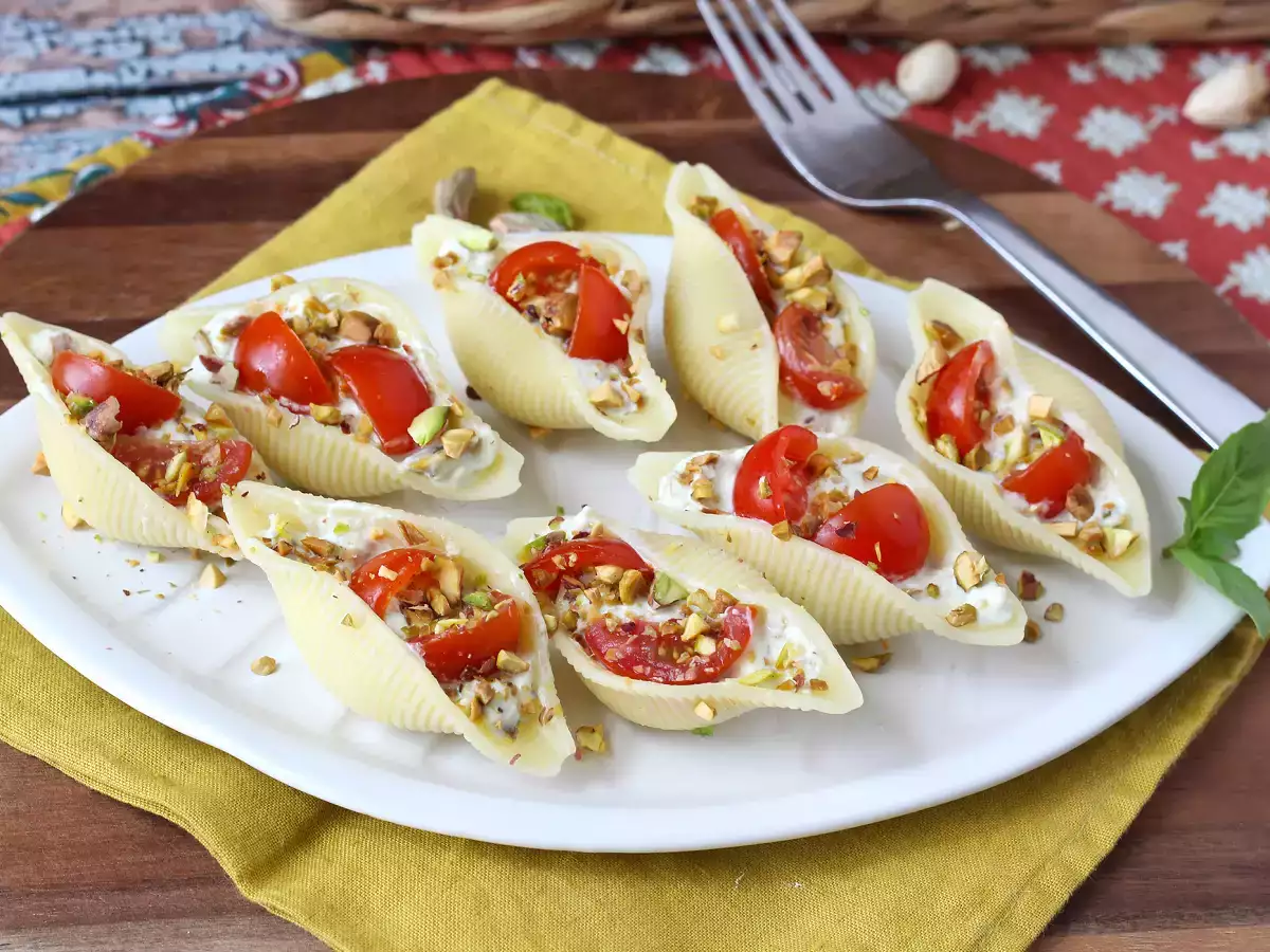 Chilled stuffed conchiglioni with stracciatella, pistachios, cherry tomatoes, and lemon - photo 5