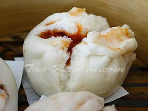 Chinese BBQ Pork Bun (Salapao Sai mou Daeng)