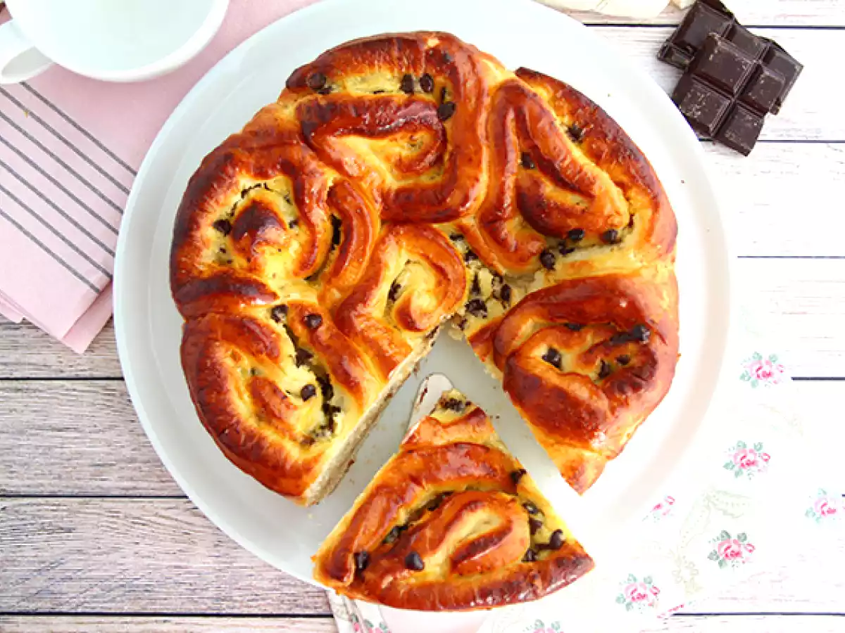 Chinese brioche filled with vanilla custard and chocolate chips - photo 4