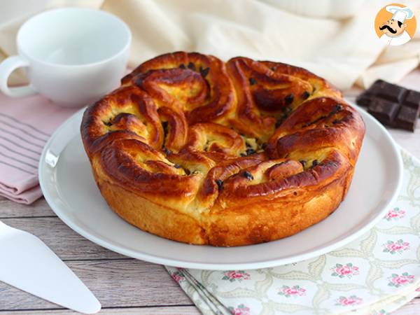 Chinese brioche filled with vanilla custard and chocolate chips - photo 2