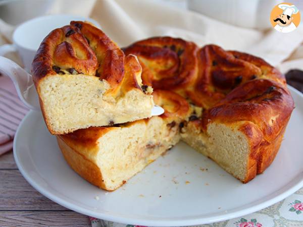 Chinese brioche filled with vanilla custard and chocolate chips - photo 3