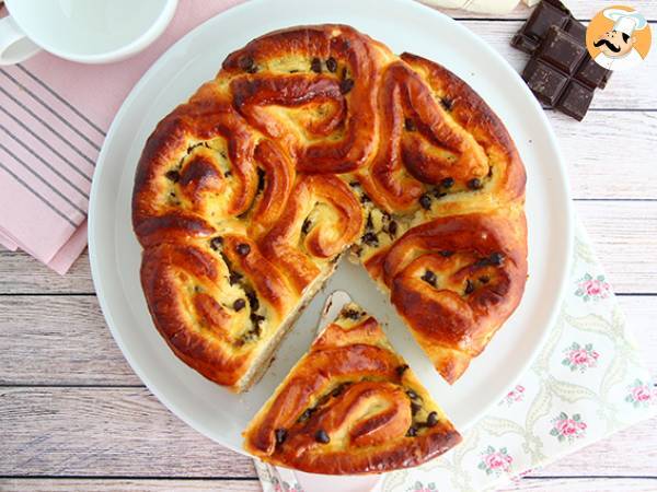 Chinese brioche filled with vanilla custard and chocolate chips - photo 4