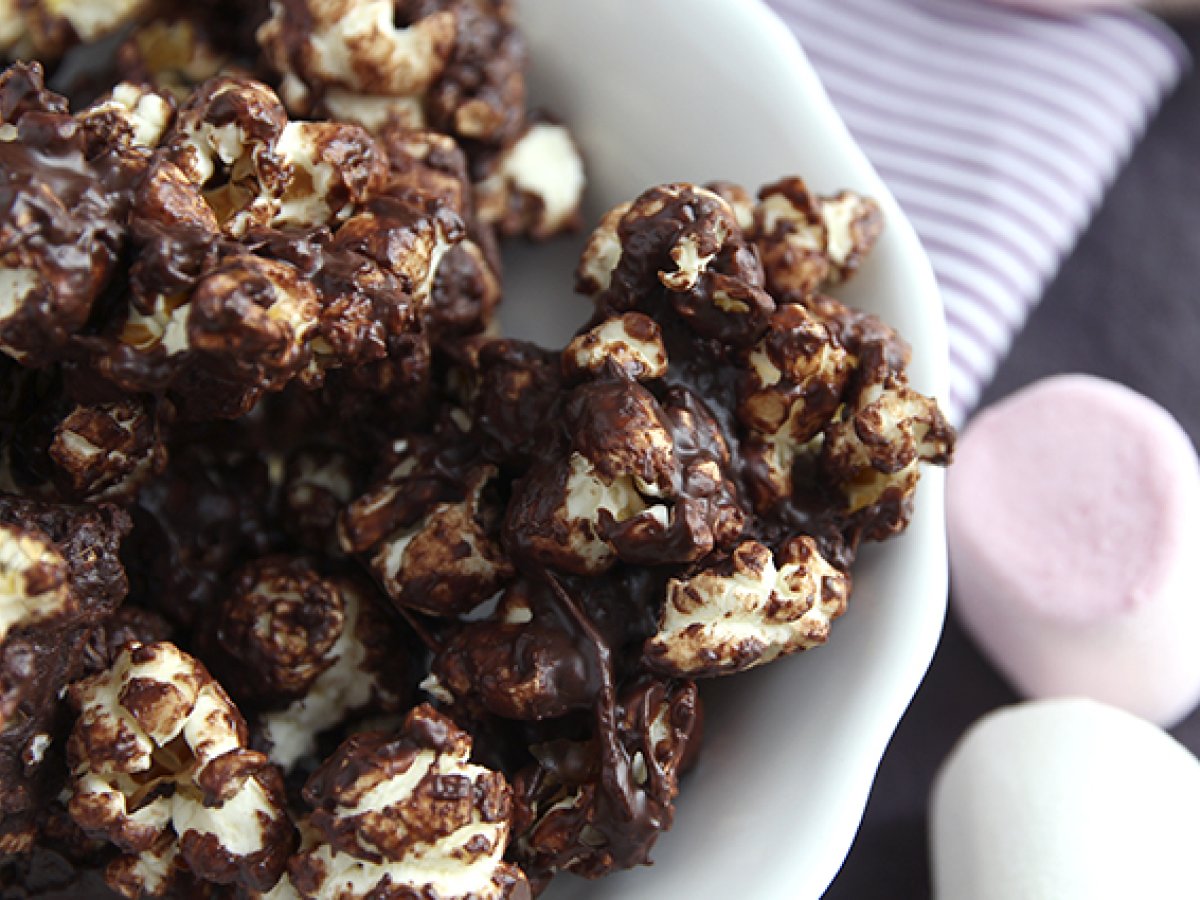 Chocolate and marshmallow popcorns