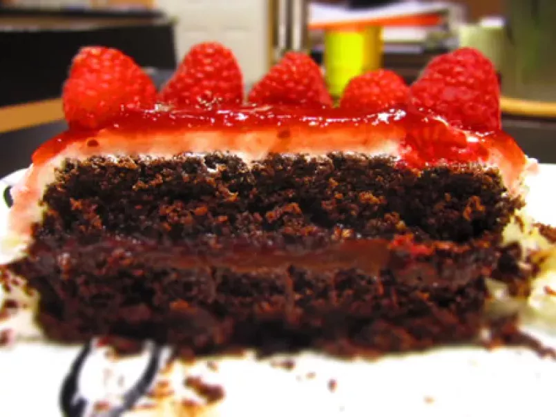 Chocolate cake with Raspberry & Ganache filling - photo 3