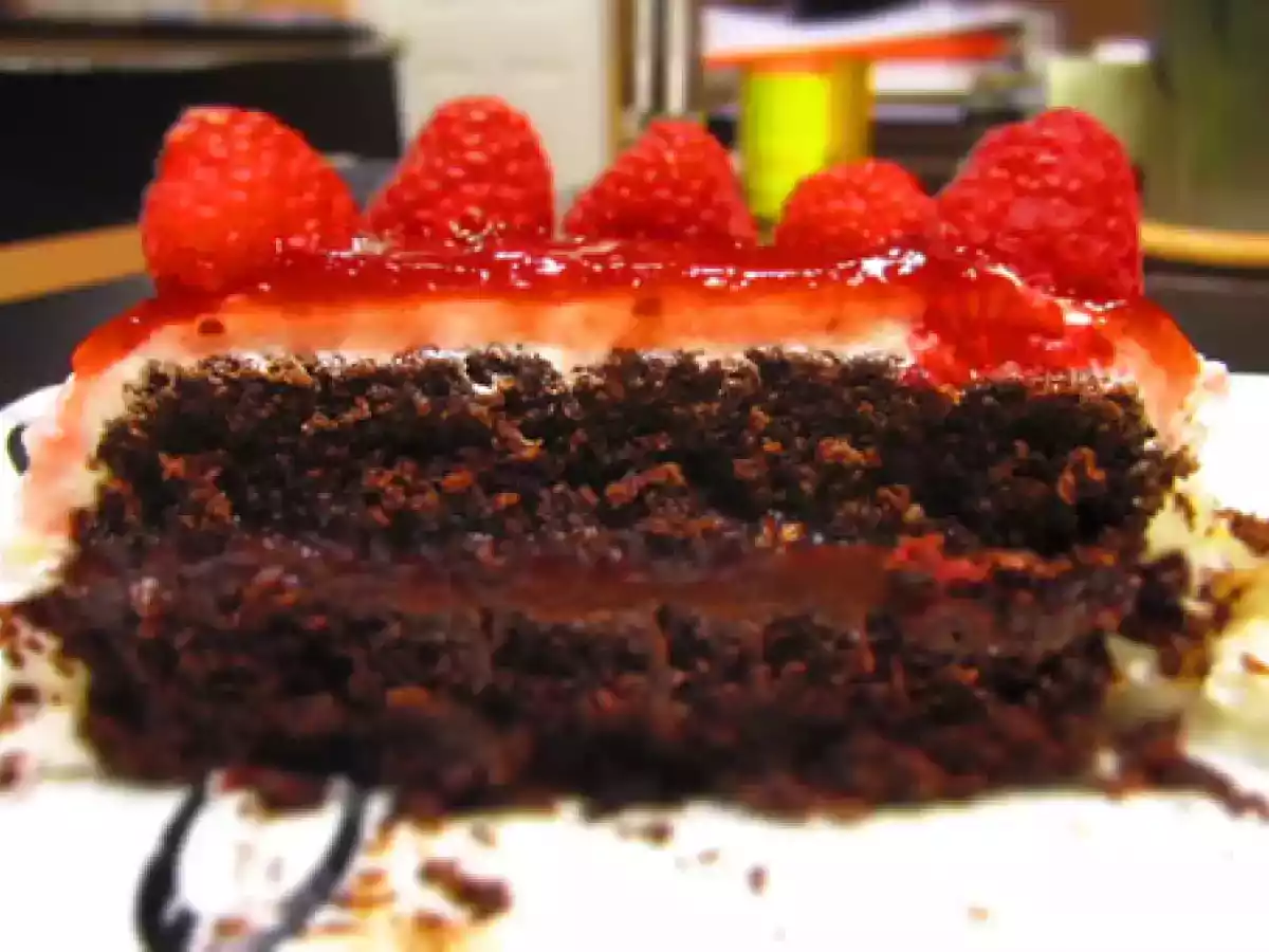 Chocolate cake with Raspberry & Ganache filling - photo 3
