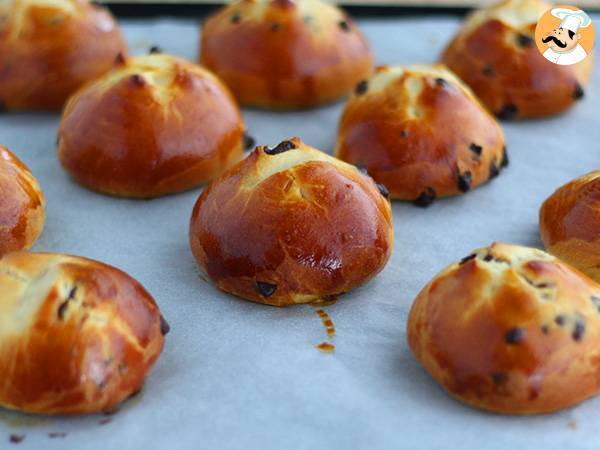 Chocolate chip brioche buns