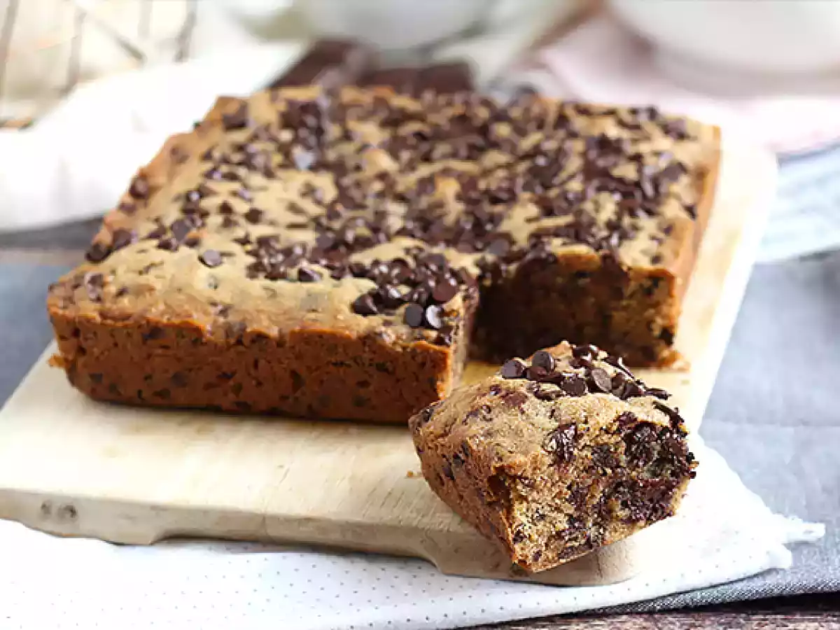 Chocolate chip cookie cake