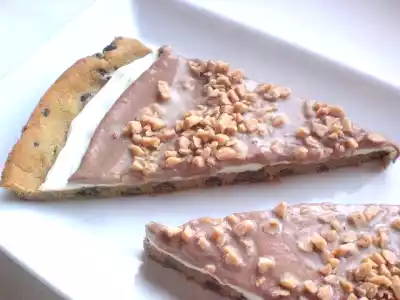 Toffee-topped chocolate chip cookie pizza recipe