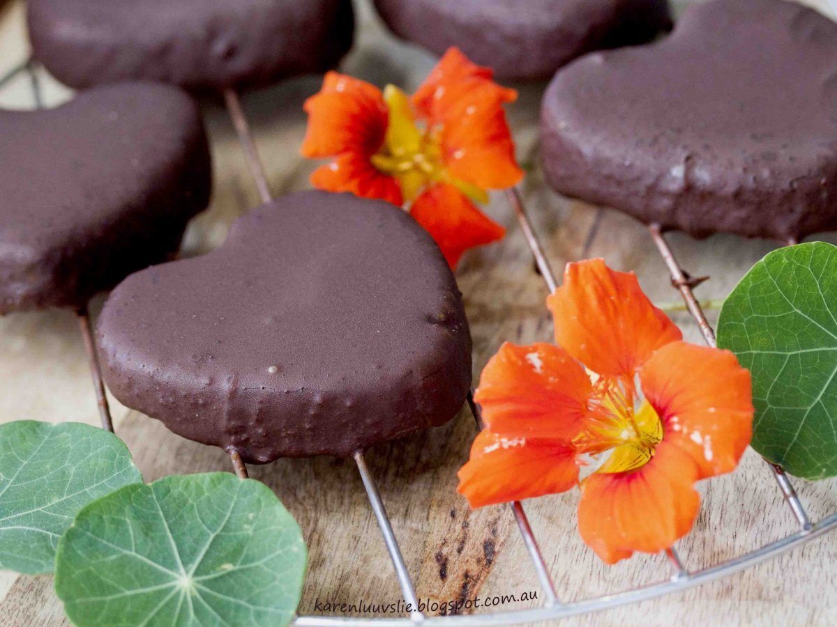 Chocolate coated banana heart cookies - photo 2