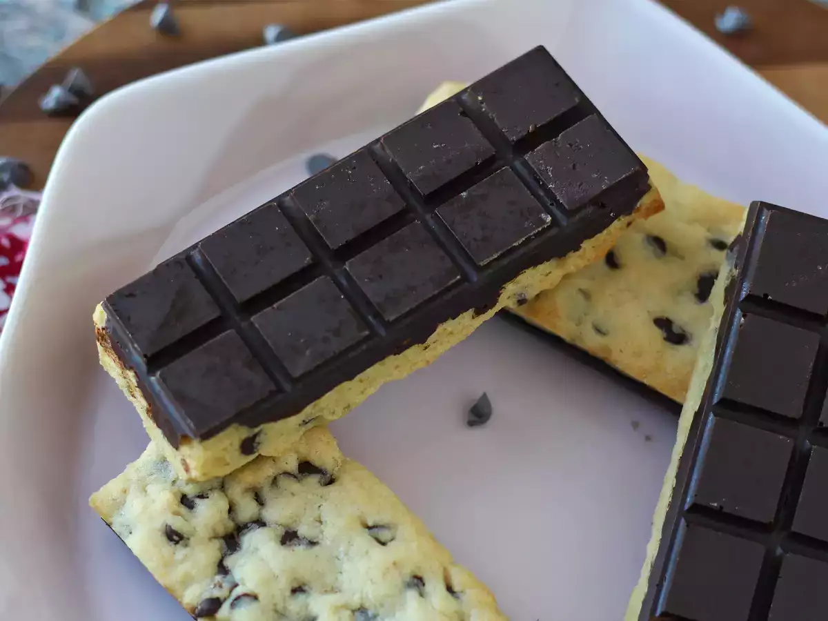 Chocolate cookie bars that are both soft and crunchy - photo 2