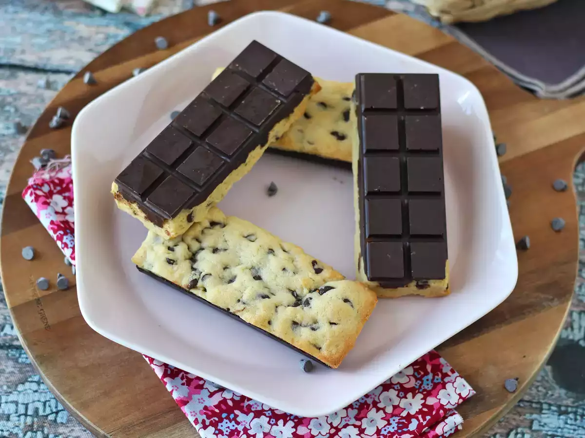 Chocolate cookie bars that are both soft and crunchy - photo 4