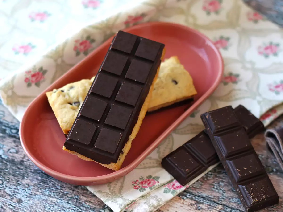 Chocolate cookie bars that are both soft and crunchy - photo 6