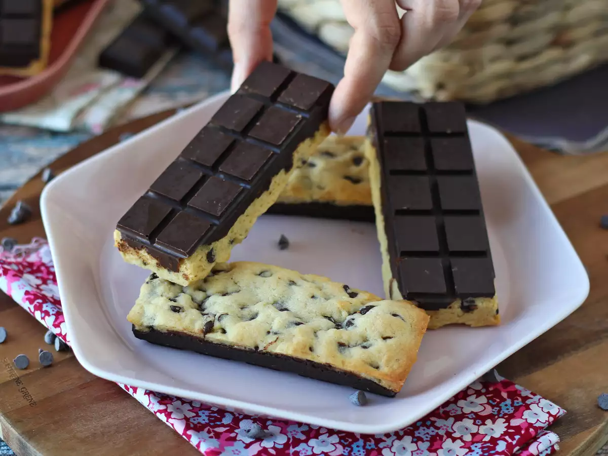 Chocolate cookie bars that are both soft and crunchy - photo 7