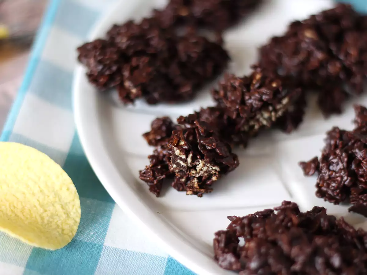 Chocolate-Covered Pringles Clusters - photo 4
