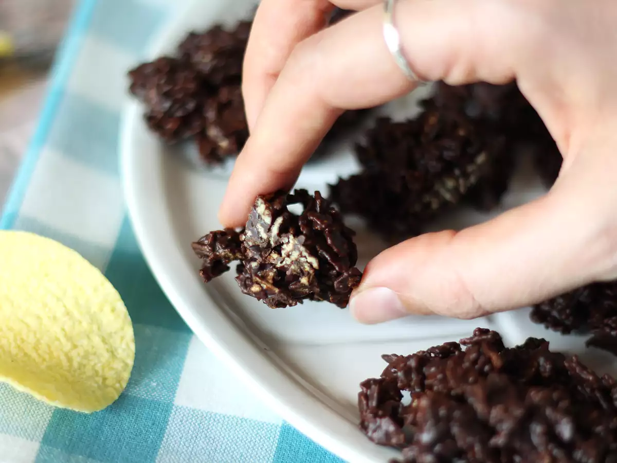 Chocolate-Covered Pringles Clusters - photo 5
