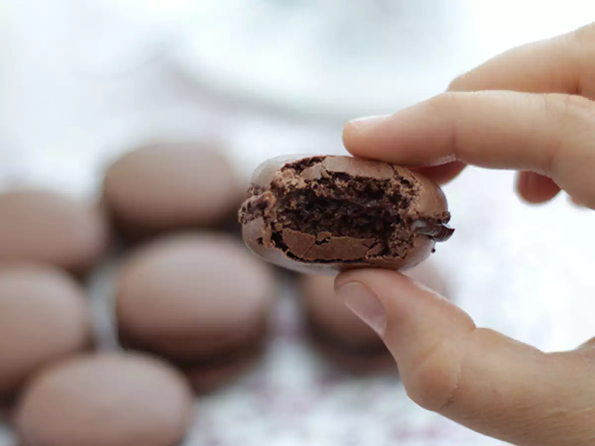Chocolate macarons: recipe and tips - photo 2