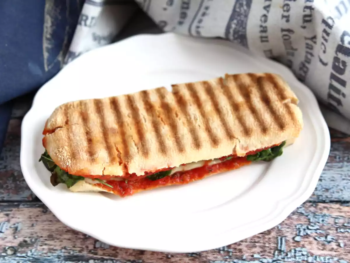 Chorizo and emmental cheese panini - photo 2