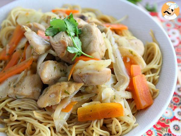 Chow mein (chao men), chinese noodles with chicken and vegetables - photo 2