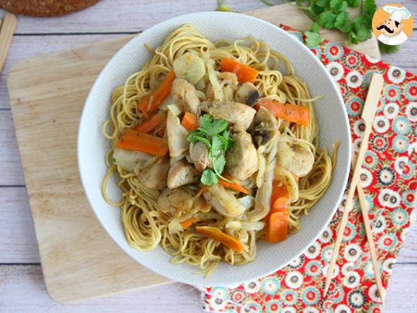 Chow mein (chao men), chinese noodles with chicken and vegetables - photo 3