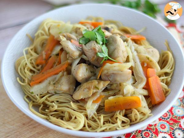 Chow mein (chao men), chinese noodles with chicken and vegetables - photo 4