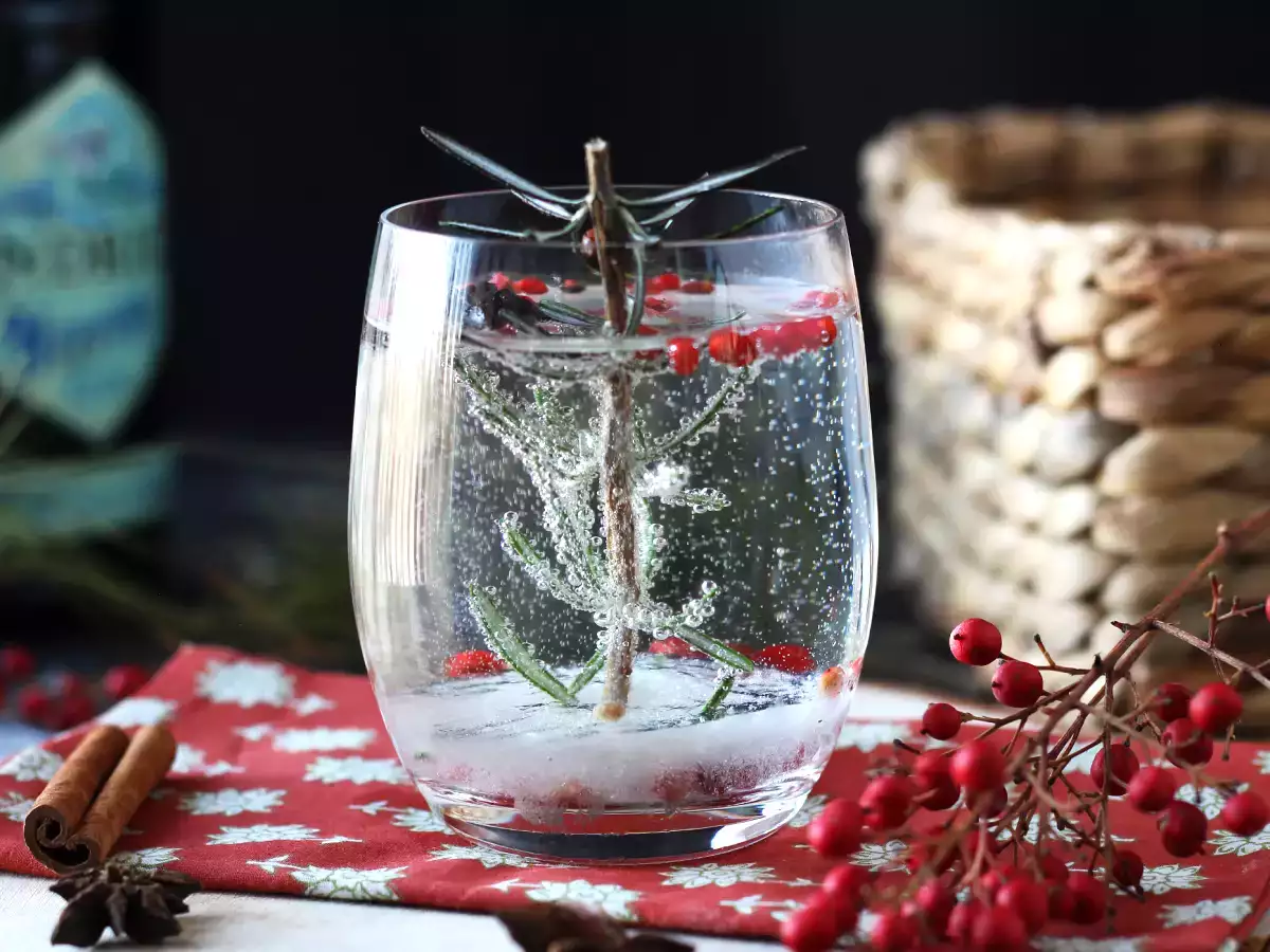 Christmas cocktail with a snow-covered fir tree inside - photo 2