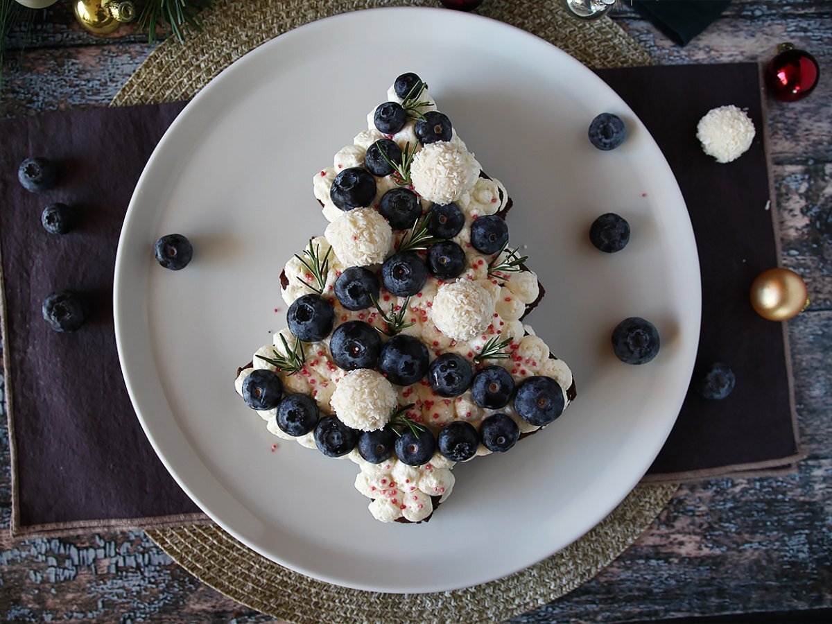 Christmas tree cake