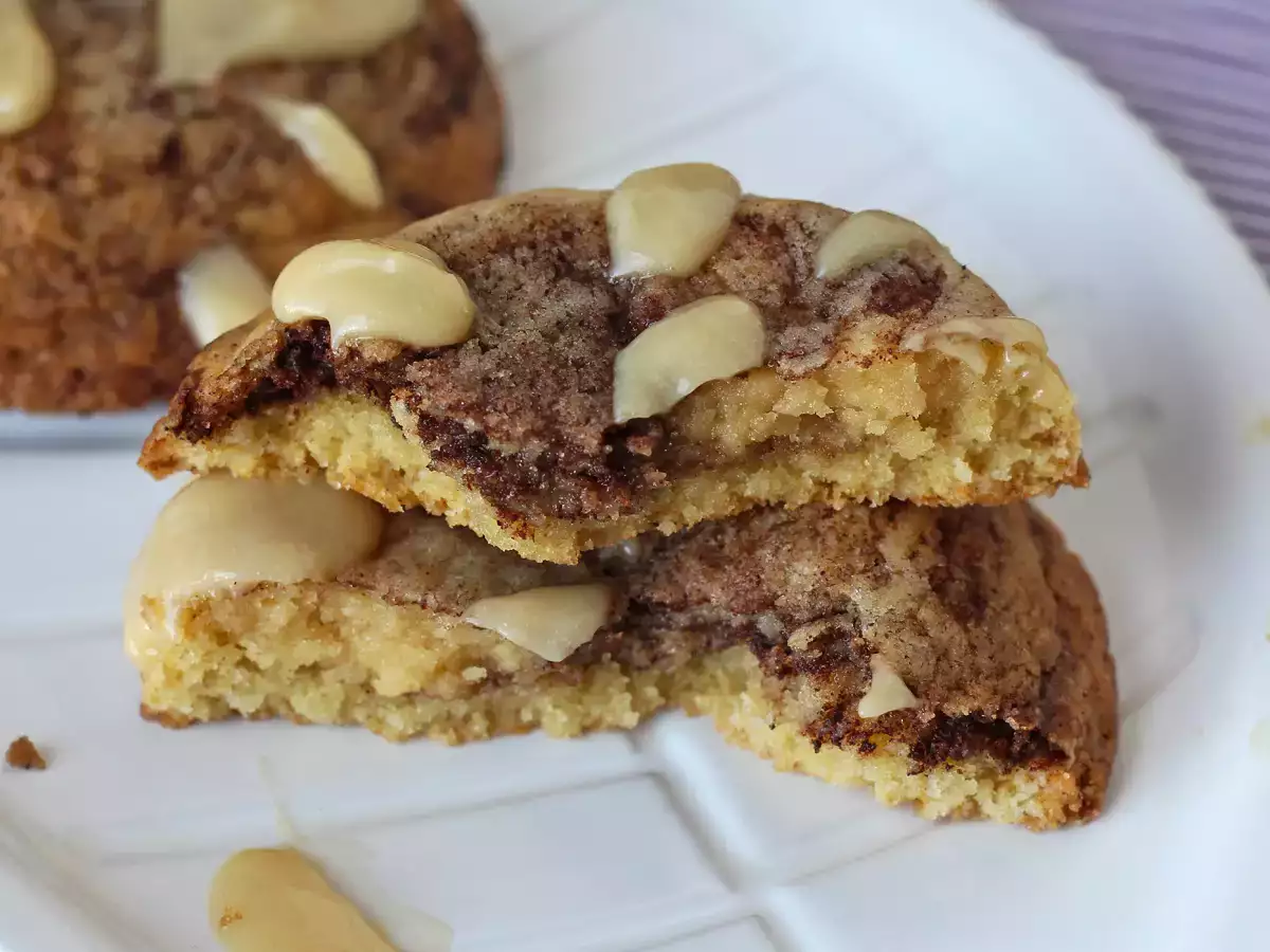 Cinnamon roll-style cookies, melt-in-your-mouth and crunchy with cinnamon flavour