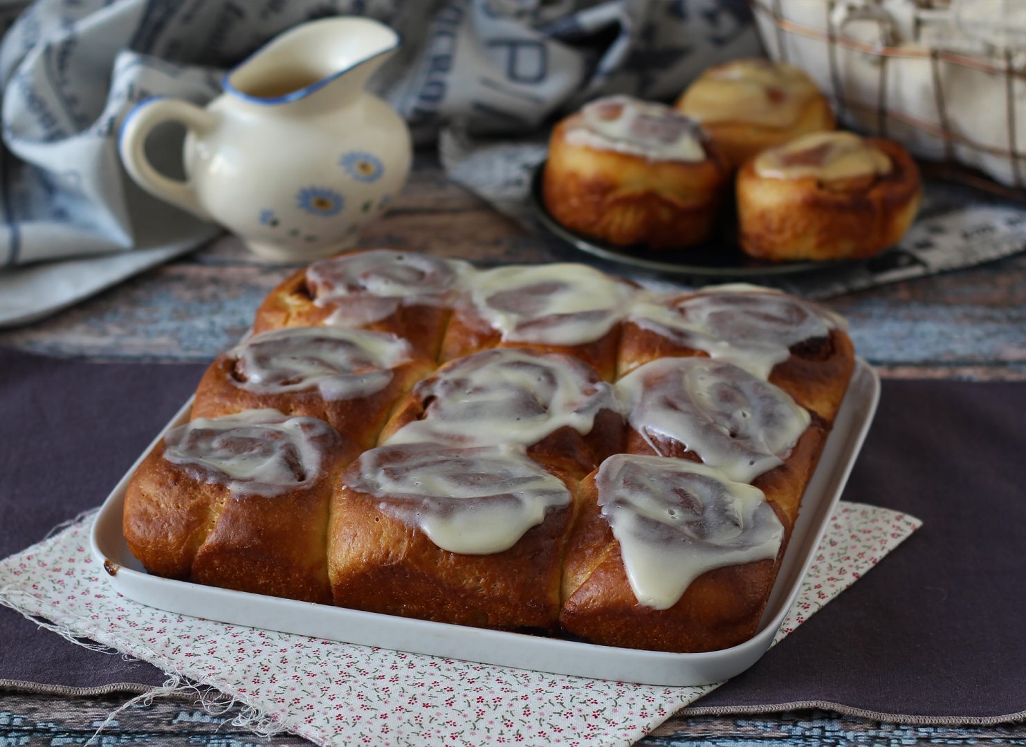 Cinnamon rolls and its vanilla cream cheese frosting Recipe Petitchef
