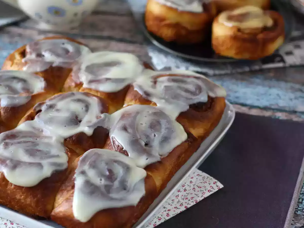 Cinnamon rolls and its vanilla cream cheese frosting - photo 3