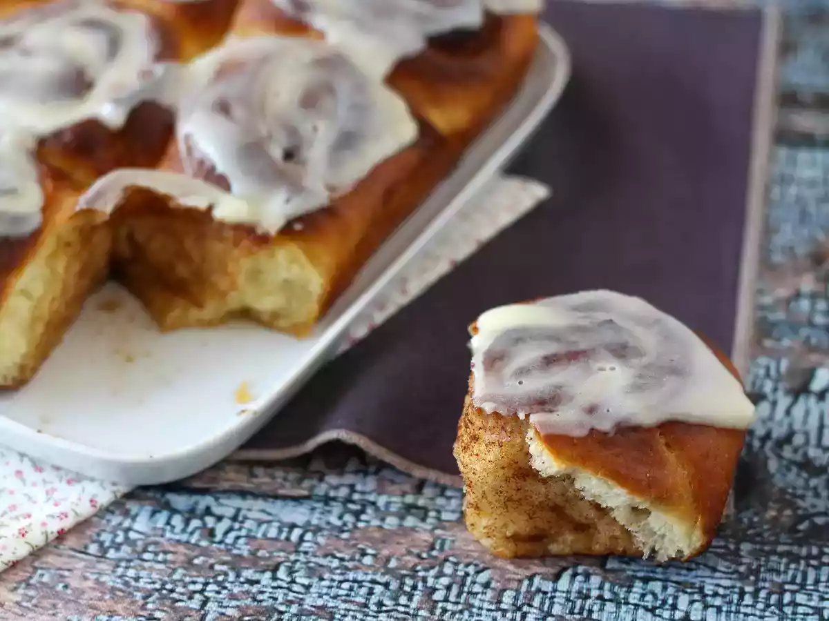 Cinnamon rolls and its vanilla cream cheese frosting - photo 4