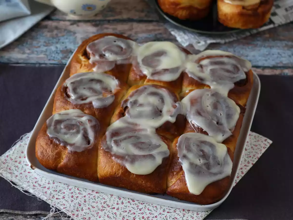Cinnamon rolls and its vanilla cream cheese frosting - photo 7
