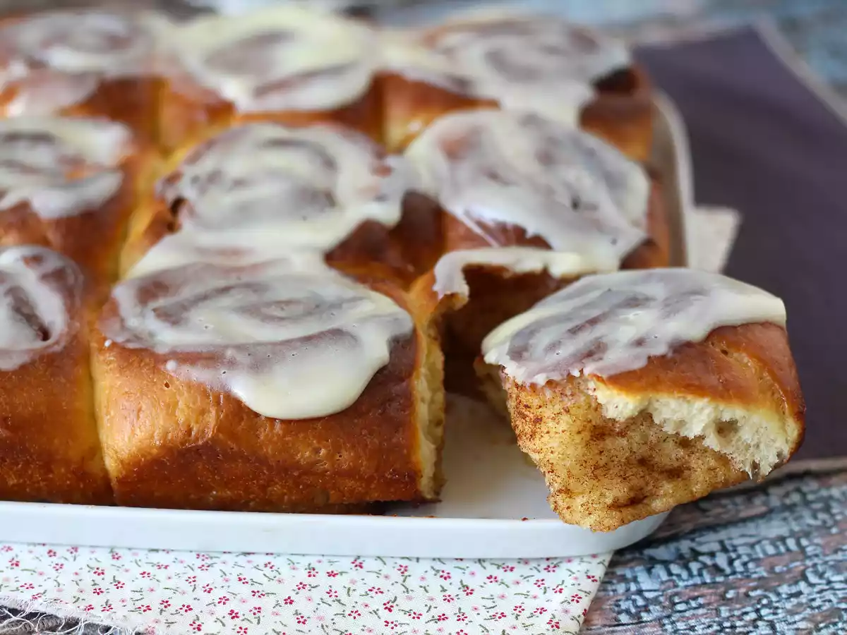 Cinnamon rolls and its vanilla cream cheese frosting - photo 8