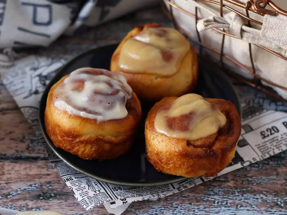 Cinnamon rolls, the cinnamon brioche with vanilla icing - photo 2
