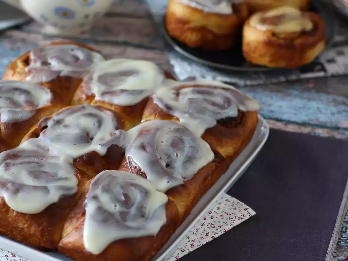 Cinnamon rolls, the cinnamon brioche with vanilla icing - photo 3