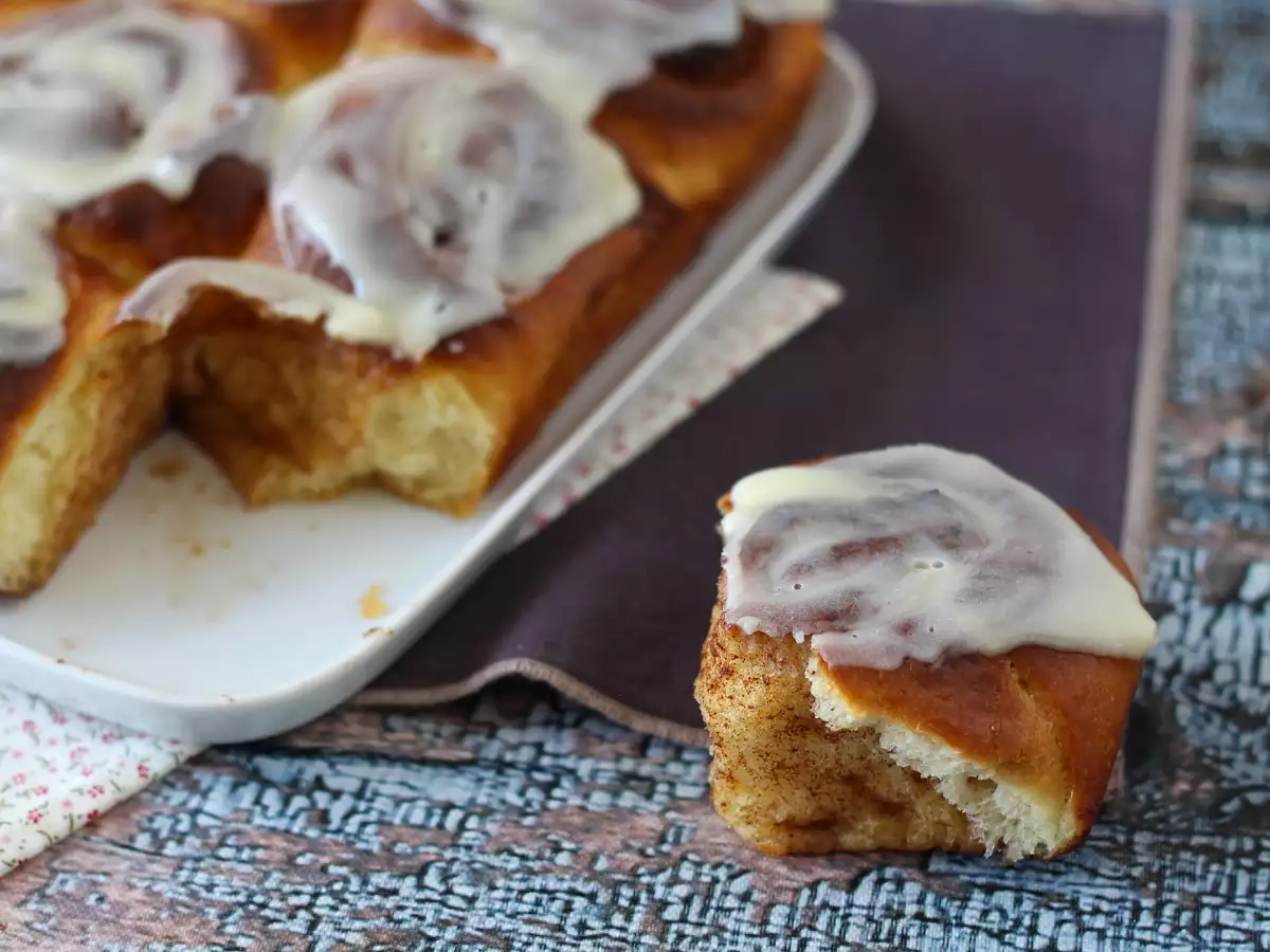 Cinnamon rolls, the cinnamon brioche with vanilla icing - photo 4