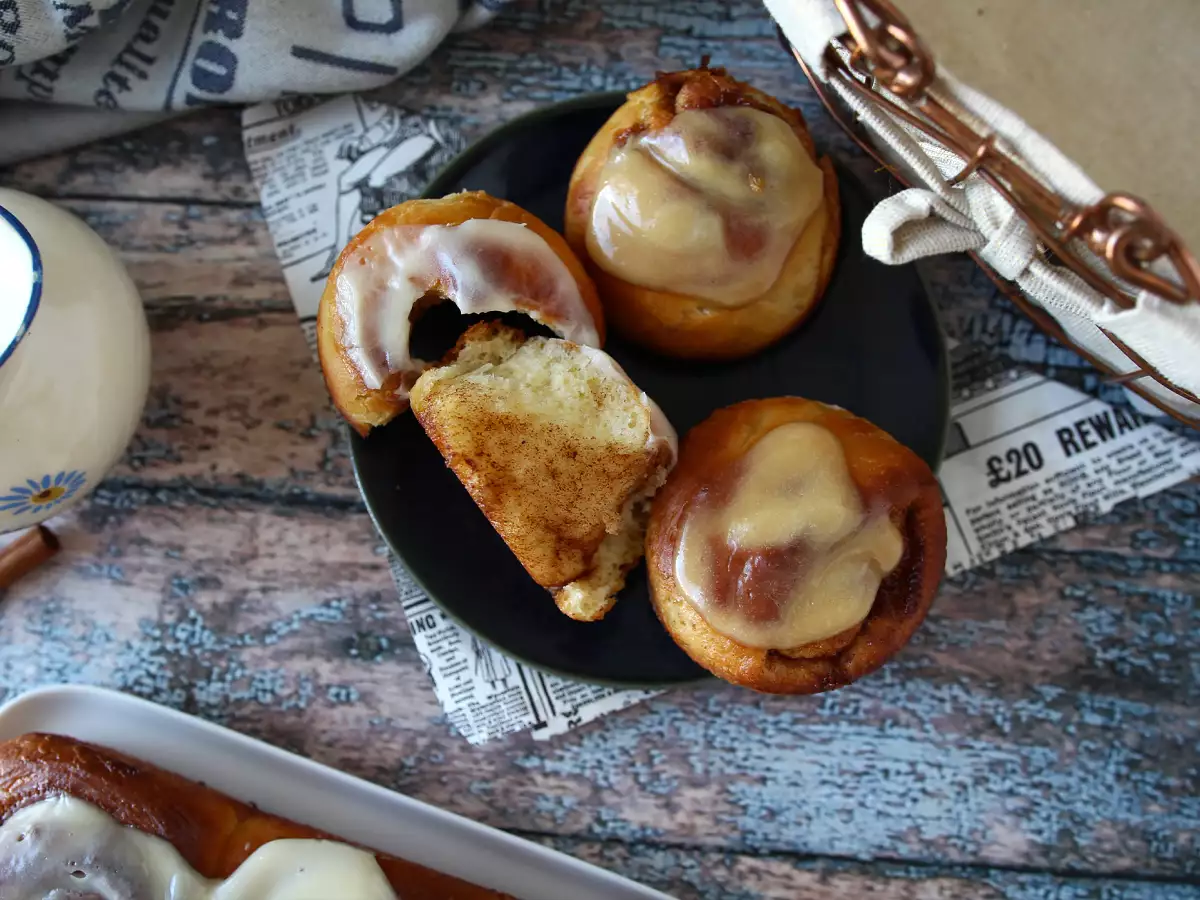 Cinnamon rolls, the cinnamon brioche with vanilla icing - photo 5